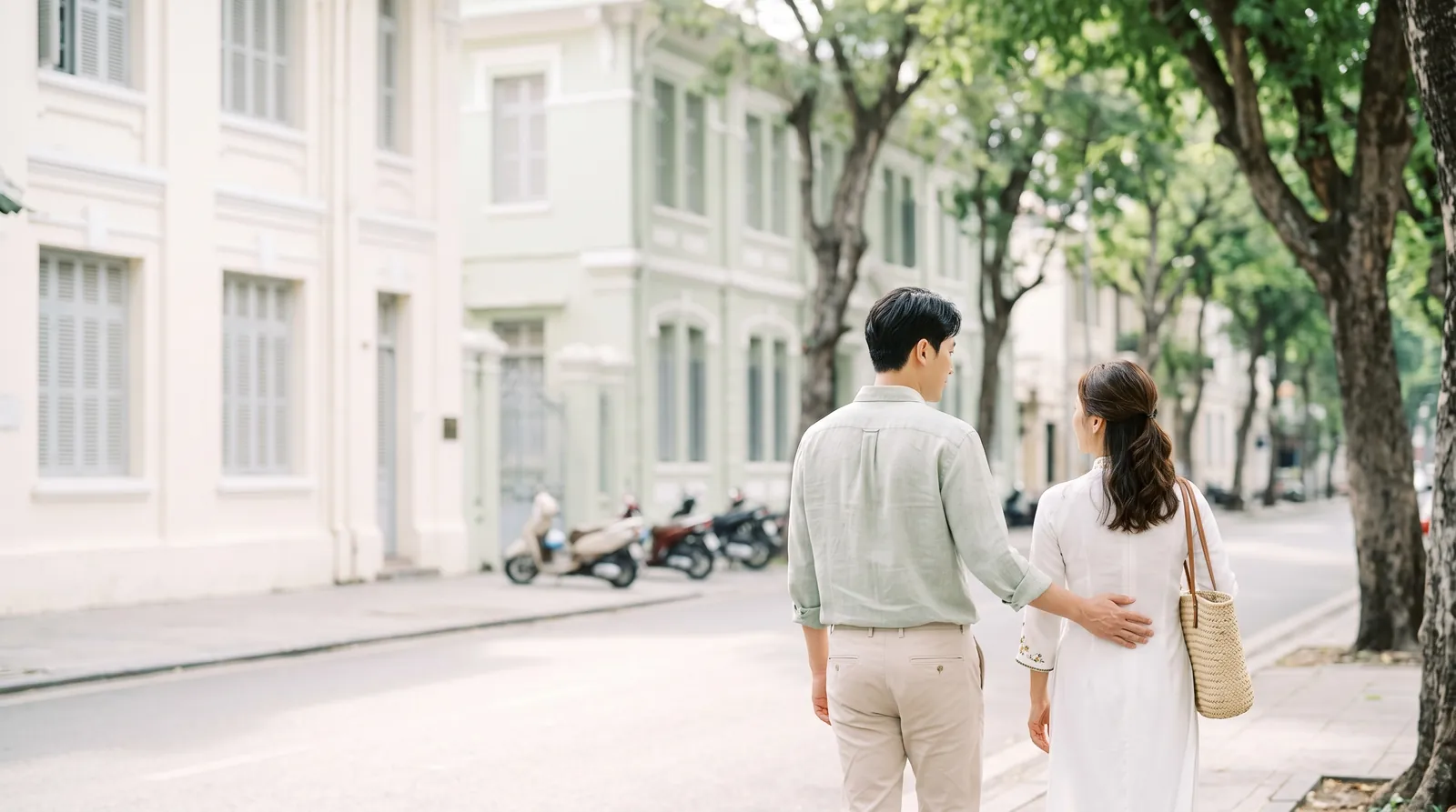 아침 호치민 가로수길을 걷는 두 사람